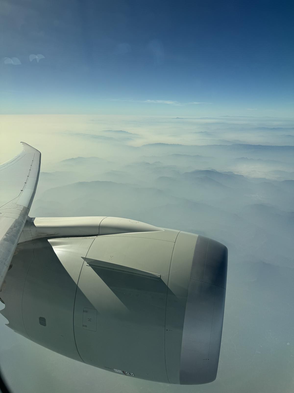 Udsigt over skyer fra flyets vinge